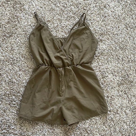 Brand new romper - Picture 2 of 3